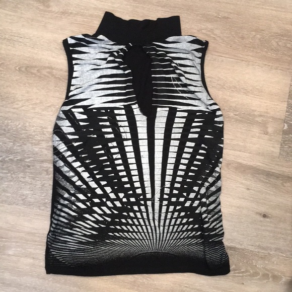 Open halter top - Picture 2 of 2